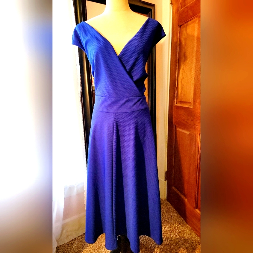 Elegant Blue V-Neck Dress